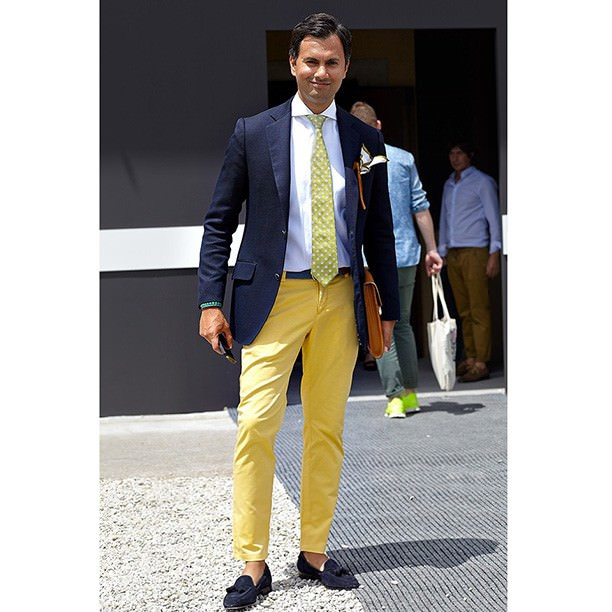 Un pantalon jaune à motif d