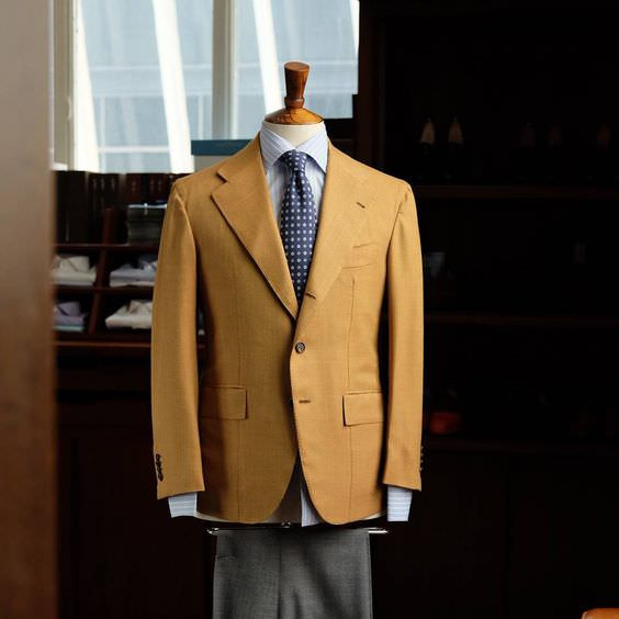 Een gele Fort Belvedere gebreide stropdas complementeert het bruin van deze getextureerde sportjas.