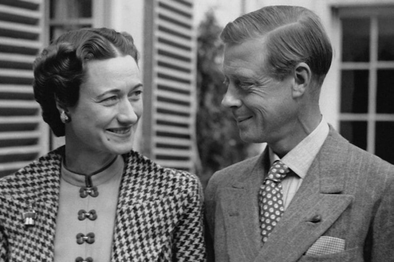 Nechvalně známý vévoda z Windsoru (s Wallis Simpsonovou) v puntíkované kravatě