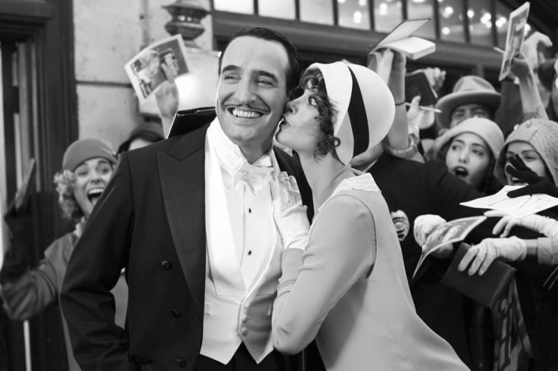 Jean Dujardin en White Tie se fait embrasser par une femme - The Artist