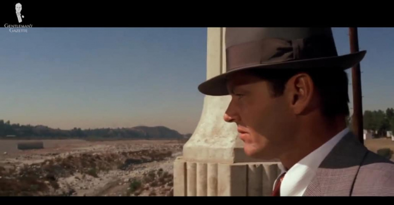 Jack Nicholson portant un chapeau Fedora au déversoir où Mulwray