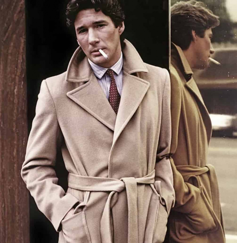 Ричард Гир у Америчком жиголу (1980) у поло капуту од камиље длаке