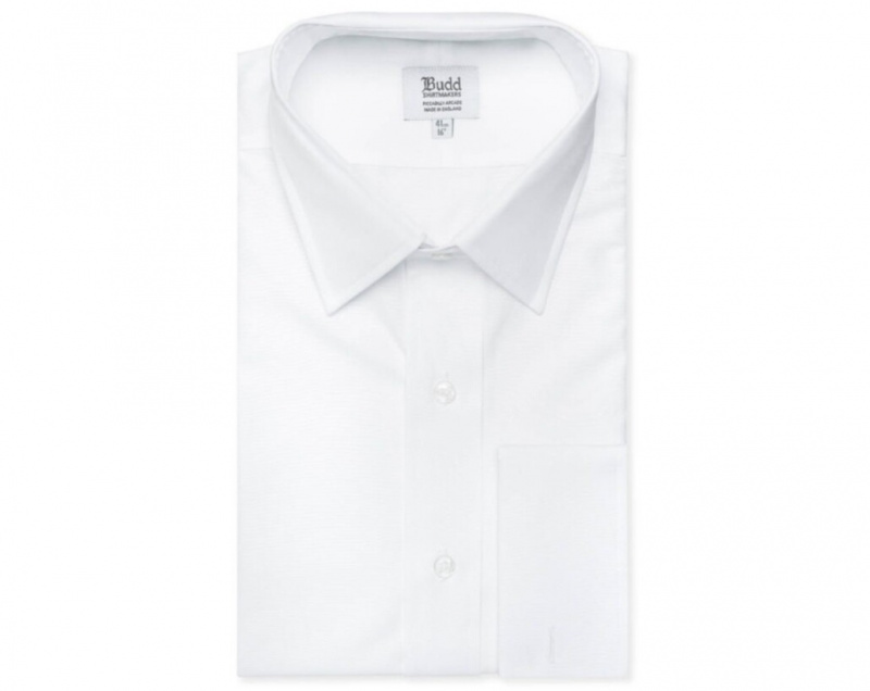 Uma camisa branca de punho francês com botões de madrepérola