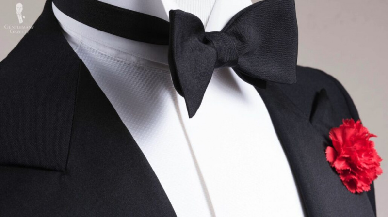 O preto é melhor usado em roupas formais como um conjunto Black Tie