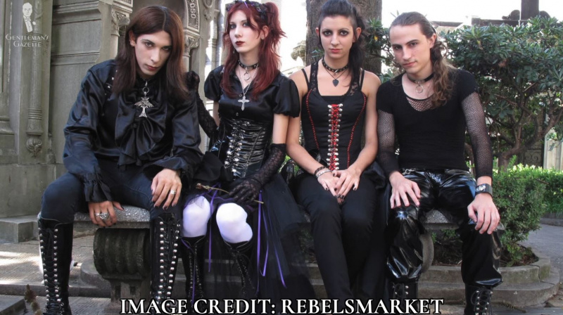Um grupo de adolescentes góticos em roupas pretas [Crédito da imagem: Rebels Market]