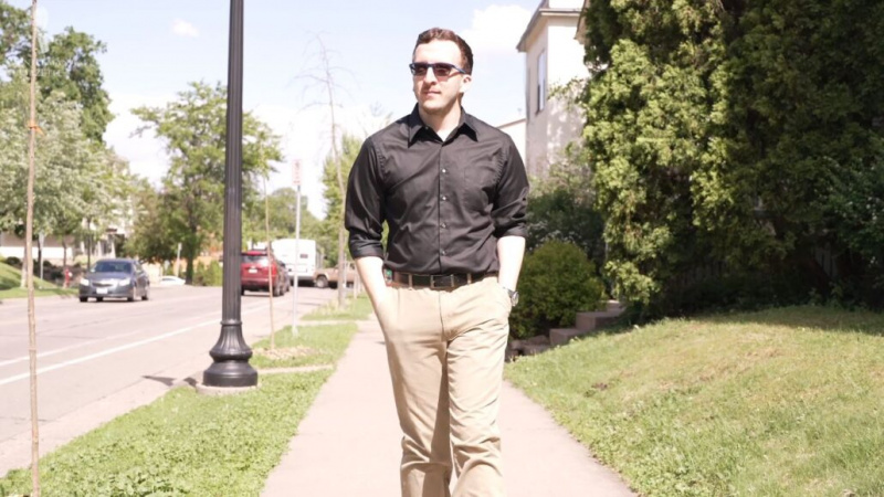 Chris dans un look décontracté moderne avec une chemise noire
