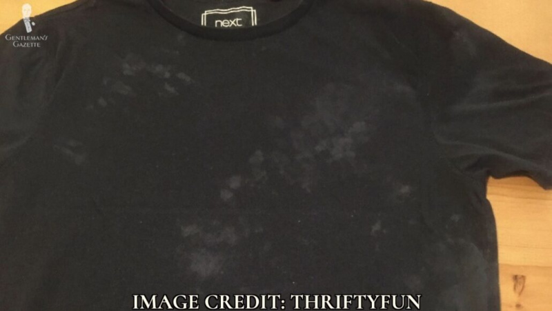 Uma camisa preta descolorida [Crédito da imagem: ThriftyFun]