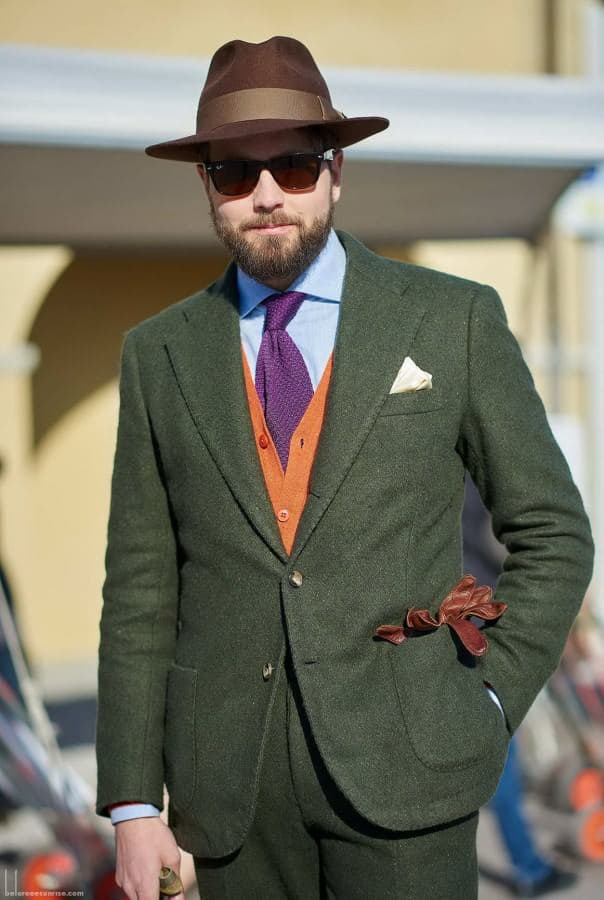 Lindo terno verde com colete laranja e gravata roxa, chapéu marrom e luvas como visto por beforeeesunrise.com