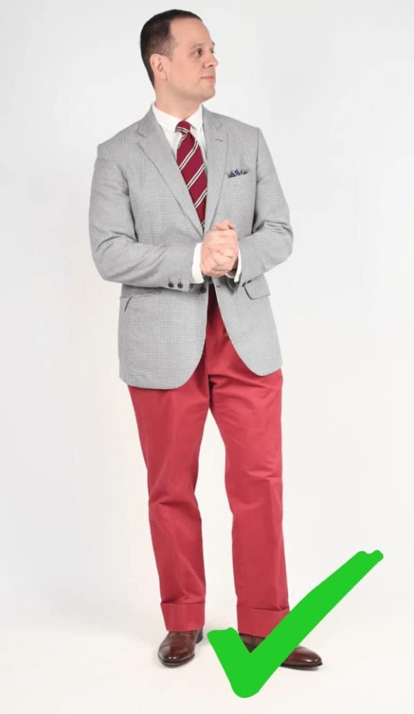Sven Raphael Schneider vestindo uma gravata listrada com um casaco esportivo xadrez cinza e calça vermelha Nantucket