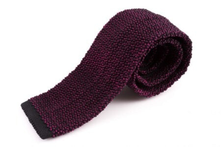 Cravate tricot bicolore en soie changeant noir et rose magenta par Fort Belvedere sur fond blanc