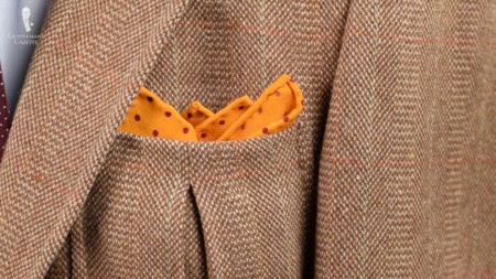 Une poche de veste avec une pochette à pois orange