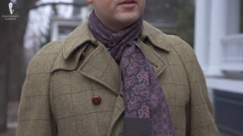 Un pardessus avec écharpe en laine double face paisley à motif géométrique