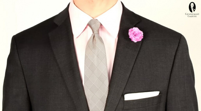 Une chemise rose se marie particulièrement bien avec un costume gris anthracite.