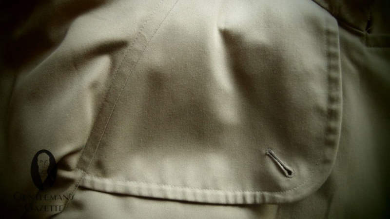 Gun Flap ou Strom Patch sur un trench-coat