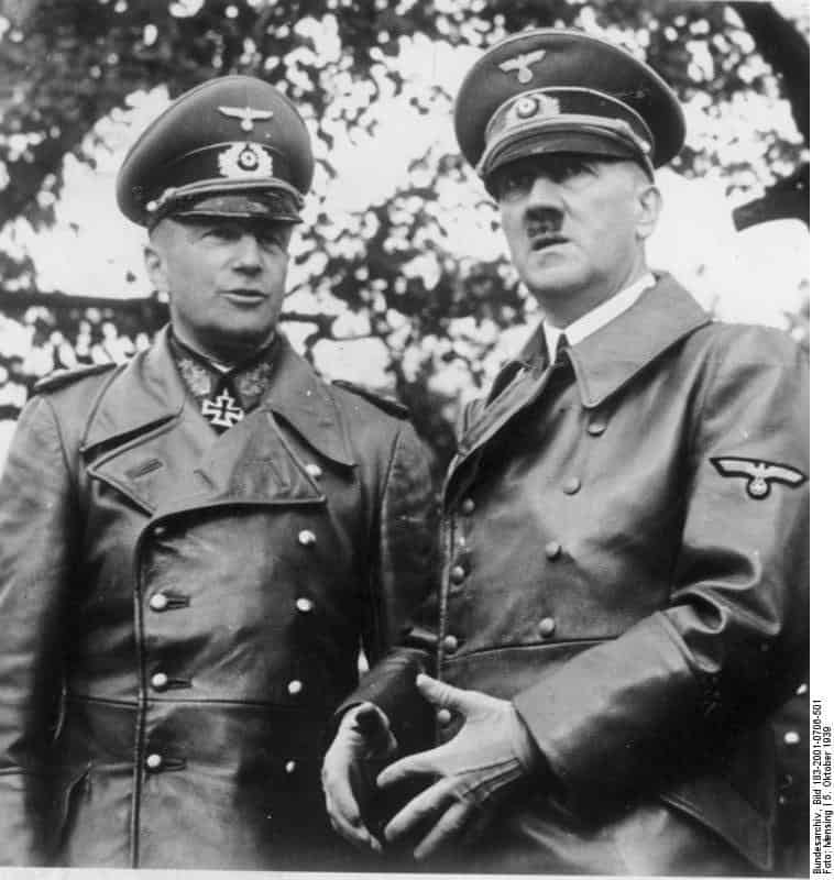 Браухич и Хитлер у црним кожним капутима на паради у Варшави 1939