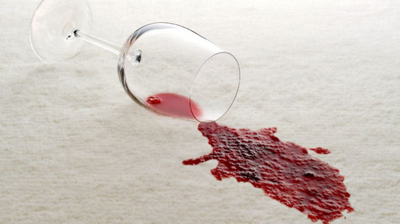 Le vin blanc élimine les taches de vin rouge