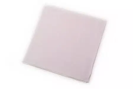Une pochette de costume en lin uni blanc sur fond blanc