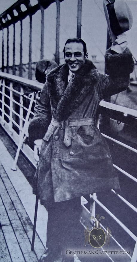 Рудолпх Валентино у крзненом капуту