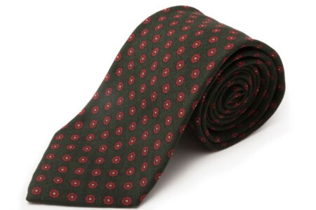 Vlněná kravata Challis v olivově zelené s malým geometrickým vzorem v červené a oranžové barvě