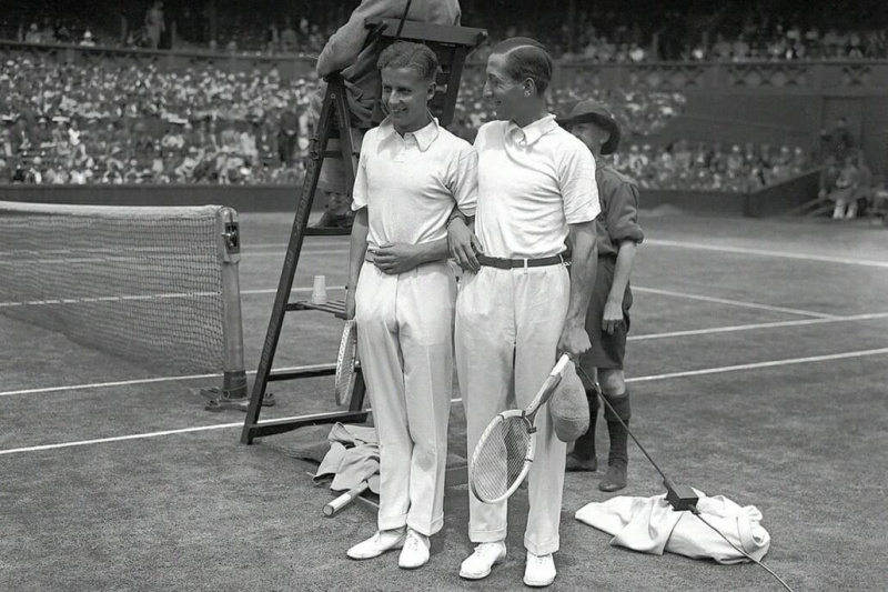 Rene Lacoste (oikealla) yllään luomansa paidan.