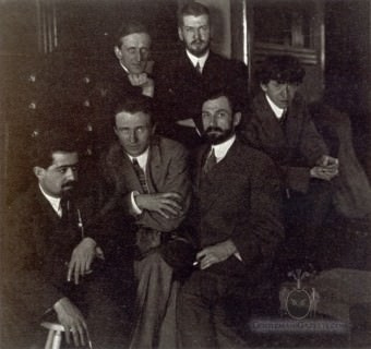 Laurence Fellows (en haut à droite) avec des amis artistes 1911