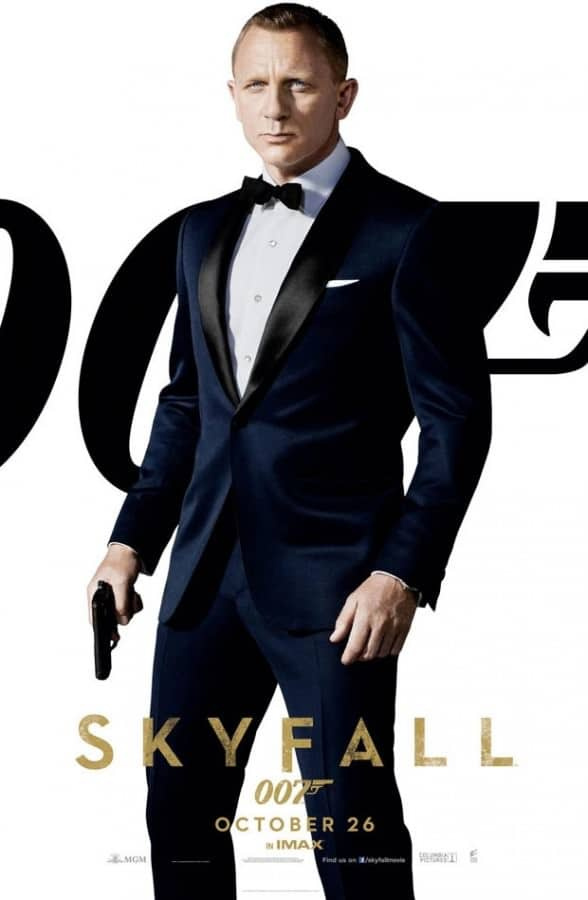Daniel Craig en tant que 007 dans un smoking bleu marine foncé avec un col et des clous béants