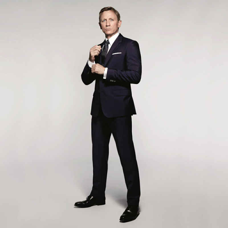 Danielis Craigas kaip Džeimsas Bondas juodu kostiumu