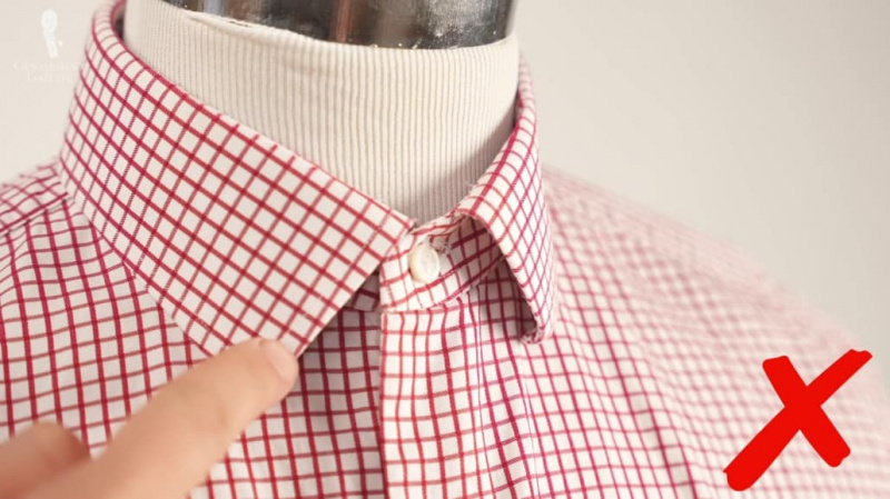 Stočené špičky límce jsou charakteristickým znakem levně nebo nepromyšleně vyrobeného límečku košile.