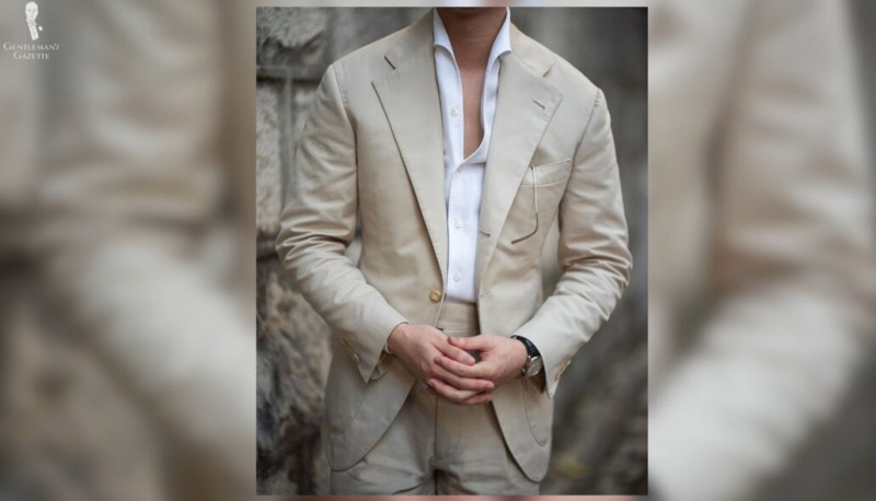 Maslow porte souvent des vestes à simple boutonnage avec des quartiers ouverts à l