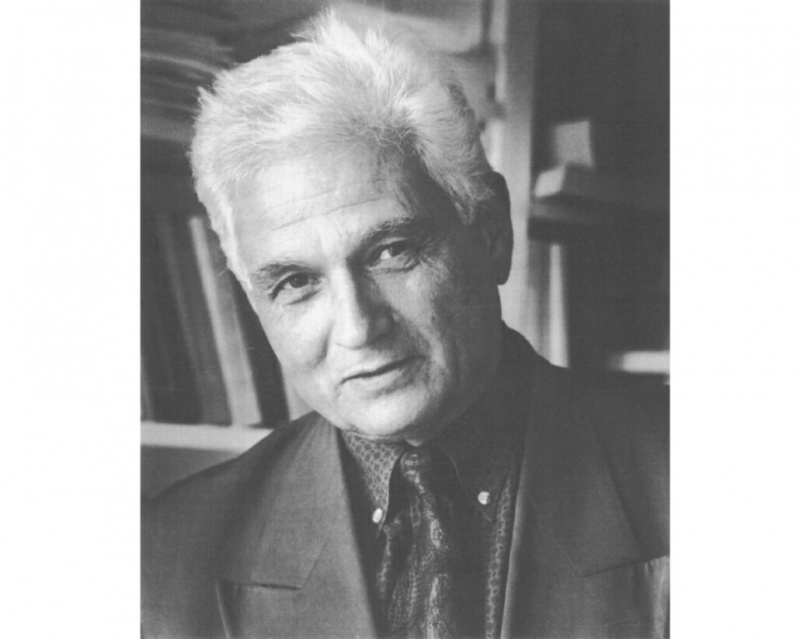 Jacques Derrida était un professeur vedette avec des idées radicales et un style bien habillé, ici des revers en pointe avec une chemise boutonnée flashy et une cravate cachemire.