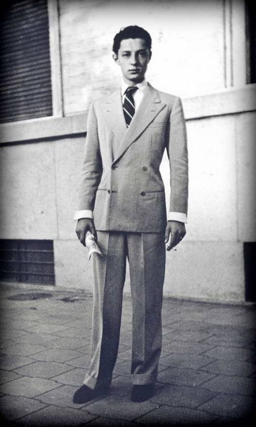 Mladý Gianni Agnelli v obleku 4x2 s cigaretou a shrnovacími manžetami košile