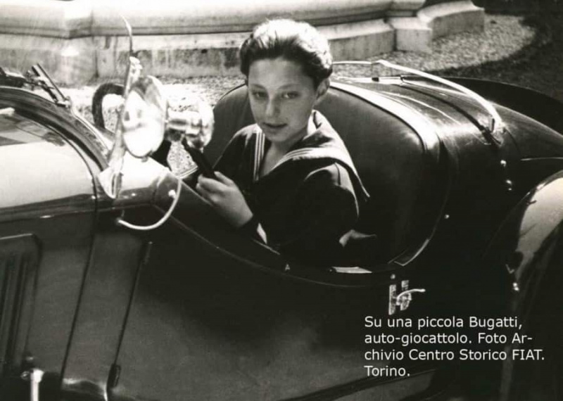 Le jeune Gianni Agnelli en voiture