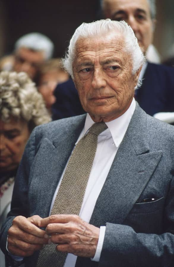 Gianni Agnelli en costume de flanelle grise Caraceni avec tissu Vitale Barberis Canonico, chemise boutonnée Brooks Brothers et cravate en laine grossière