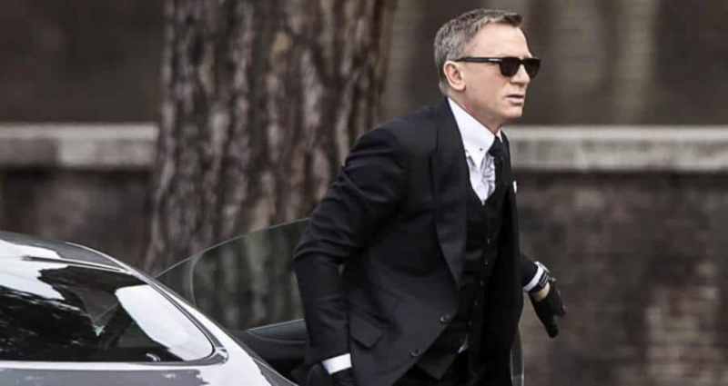 James Bond portant des Wayfarers avec un costume