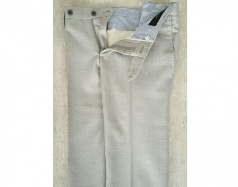 Un pantalon gris clair en tissu Advansa ThermoCool de Ring Jacket.