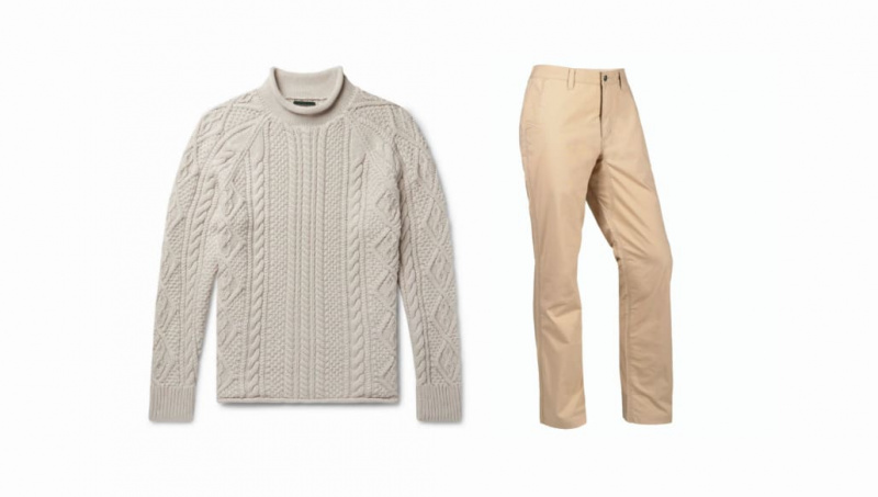 Удобан сивобели плетени џемпер упарен са беж панталонама за топлину и удобност.