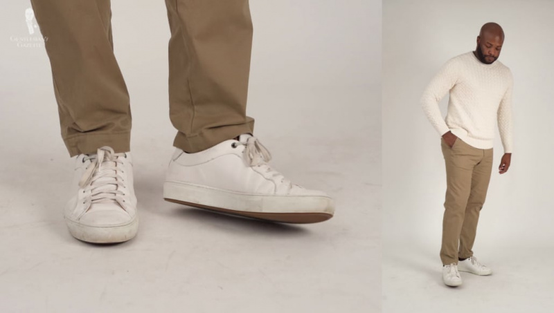 Комбинација белог џемпера са округлим изрезом и браон цхинос чини опуштени изглед; избалансиран са опуштенијим ципелама.