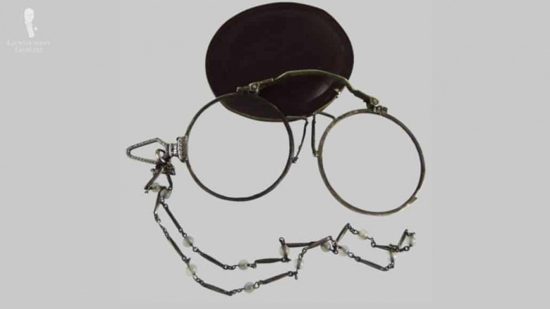 Un pince-nez vintage ou des lunettes de style pince-nez.