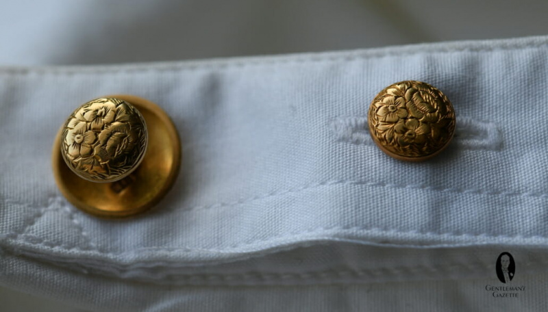 Vintage koristellut 14k kultainen kauluspaidan nastat kauluksen kiinnittämiseksi paitaan. Edessä on oltava kaksinkertainen väli, koska sen on mentävä 4 kerroksen läpi vs. vain 2 takana
