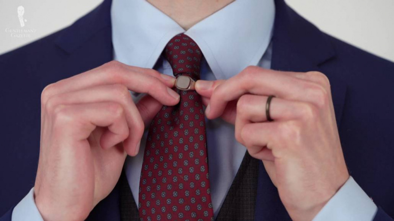 Preston usando um anel de sinete na gravata.