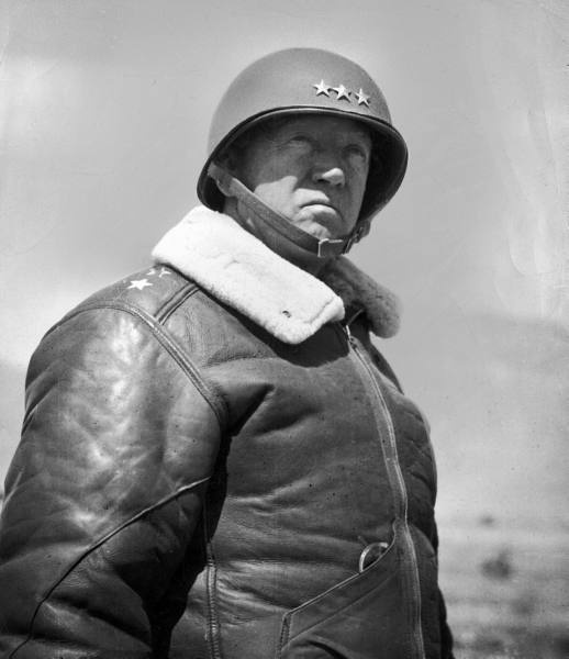 Kenraali Patton yllään b-3 bomber-takki