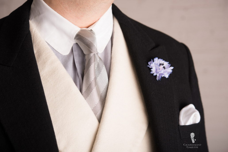 La tenue du matin peut être portée avec une gamme de cravates, y compris des cravates de mariage classiques en argent et en noir