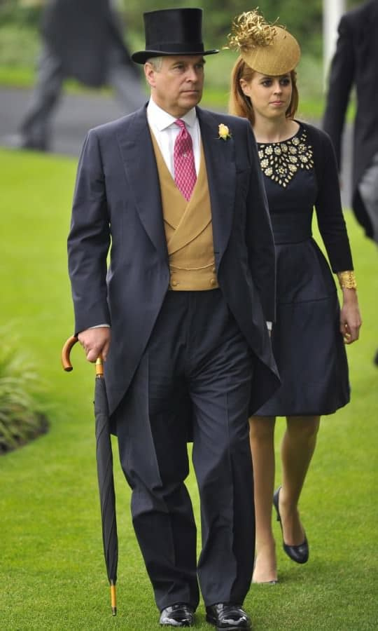 Le prince Andrew en gilet du matin 6x3 chamois et chaussures oxford en cuir verni