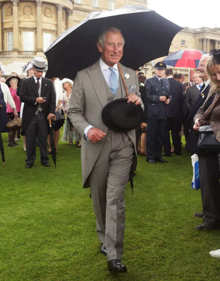Prince Charles avec un parapluie Brigg
