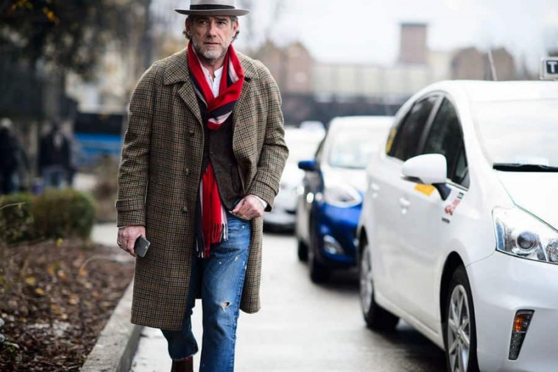 Фармерке са шеширом, капутом и дугачким шалом Хигх Снобиети