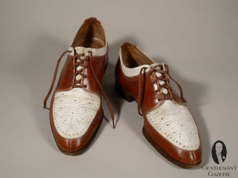 Intéressantes chaussures de spectateur derby à bout fendu de style norvégien par Truman