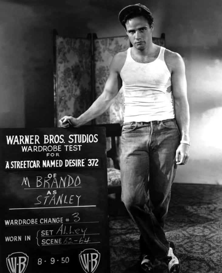 Marlon Brando em foto de teste para A Streetcar Named Desire vestindo uma camiseta sem mangas 1950