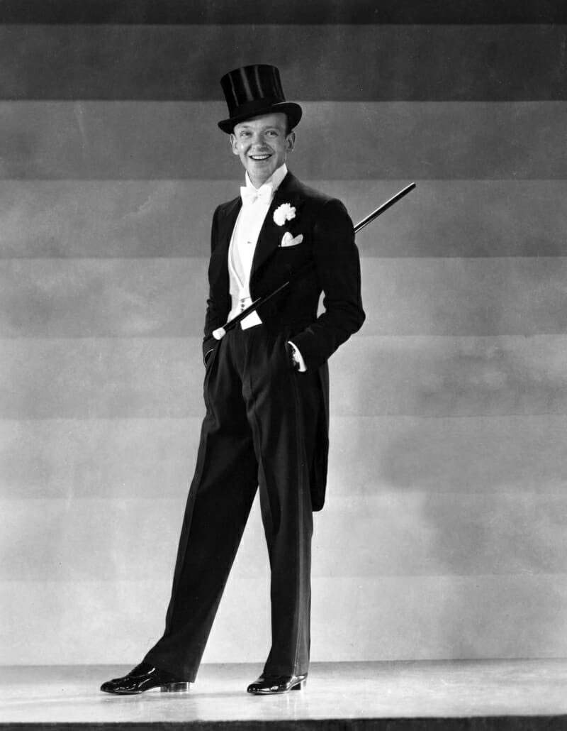 Fred Astaire v kompletu s bílou kravatou
