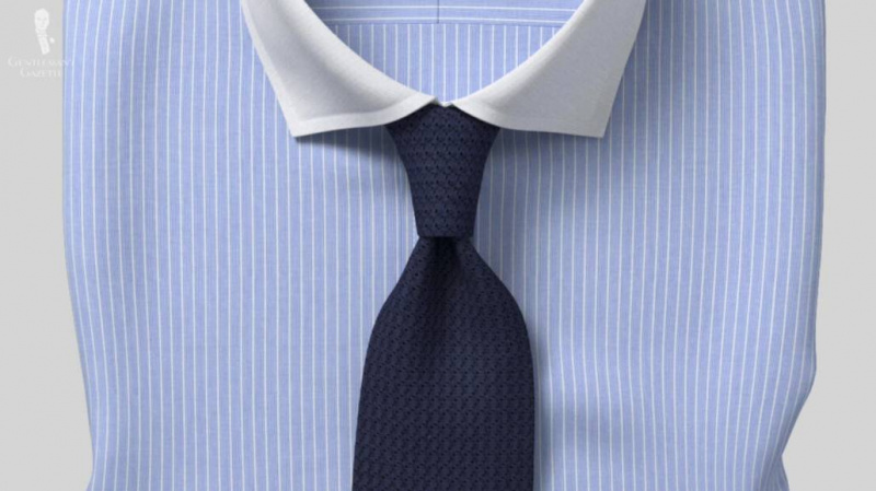 Une chemise Winchester bleu clair avec des cols coupés