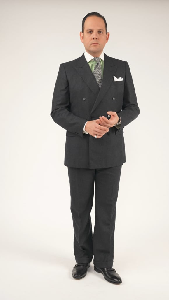 Рафаел носи одело са дуплим копчањем, бели квадратни џеп, зелену кошуљу са белим Винчестер клуб крагном и црне оксфордице.